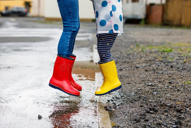 Clausura De Dos Niños De Corta Edad Y Un Niño Con Botas Rojas Y De Lluvia Durante El Sueño. Feliz Foto archivo - Imagen de amigos, escuela: 185564548