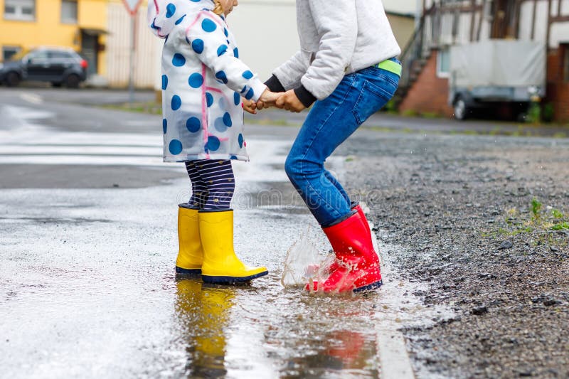 De Dos Niños De Corta Edad Y Un Niño Botas Rojas Y Amarillas De Lluvia Caminando Durante El Sueño. Feliz Foto de archivo - Imagen de saltar, felicidad: 185872788