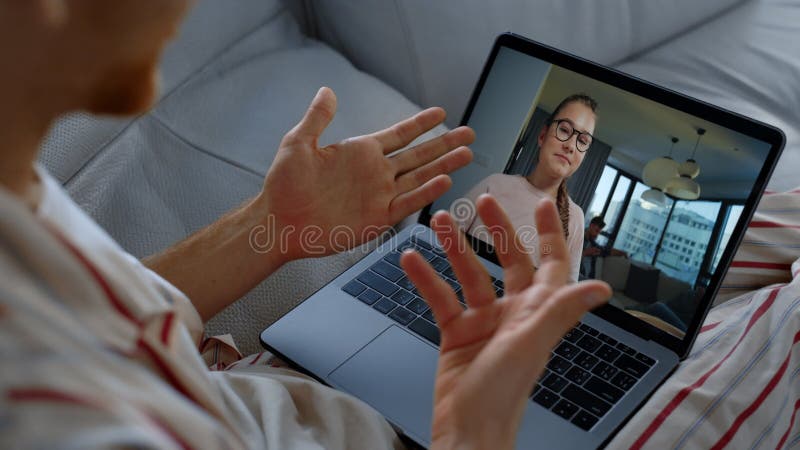 Clausura hija de videocall dad papá en línea en casa. linda chica ondeando en la pantalla del portátil almacen de video