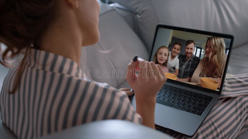 Clavardage familial souriant en ligne sur ordinateur portable closeup. amis heureux vidéocassage clips vidéos
