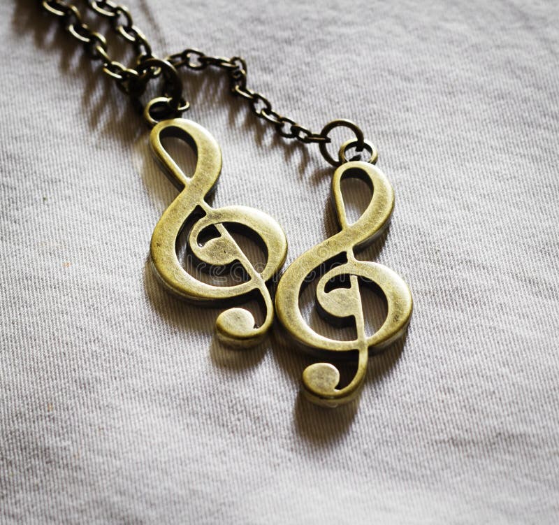 Clave da música do metal no fundo da tela fotografia de stock Clave da música do metal no fundo da tela fotografia de stock