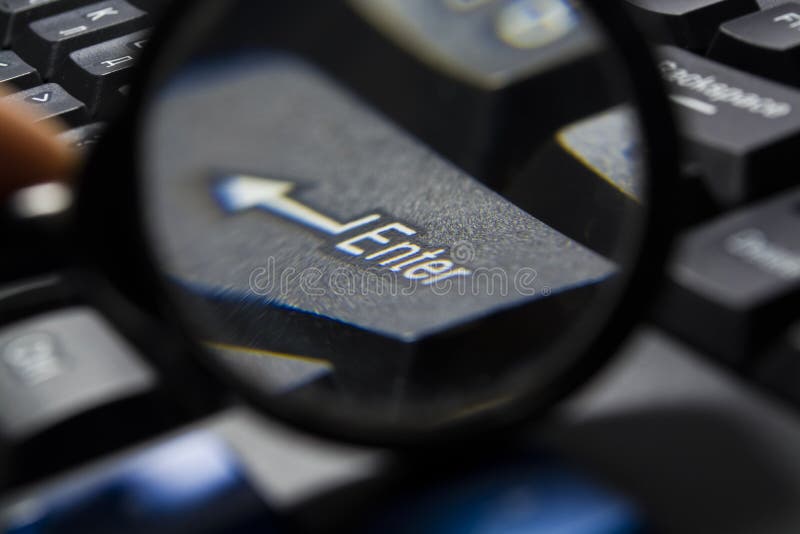 Clavier d'ordinateur noir Le bouton entrent sous une loupe lentille Matériel moderne Ordinateur Boutons image stock Clavier d'ordinateur noir Le bouton entrent sous une loupe lentille Matériel moderne Ordinateur Boutons image stock