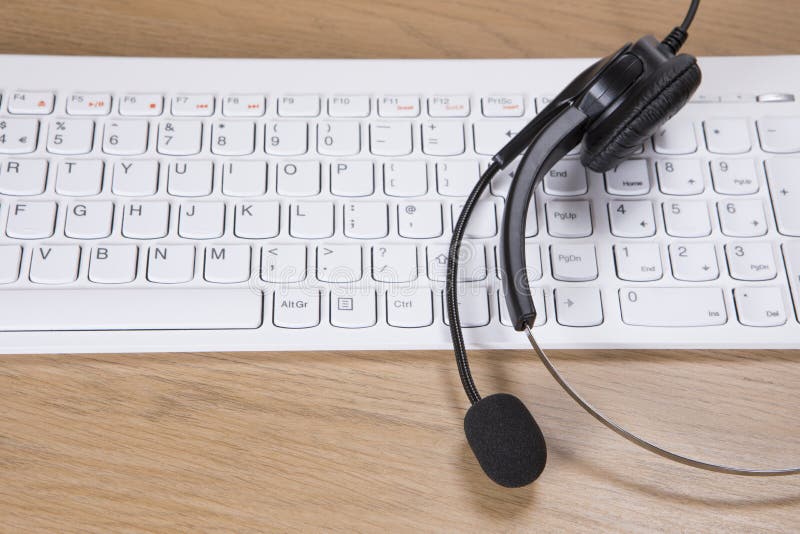Clavier de casque et d'ordinateur sur le bureau photographie stock libre de droits Clavier de casque et d'ordinateur sur le bureau photographie stock libre de droits