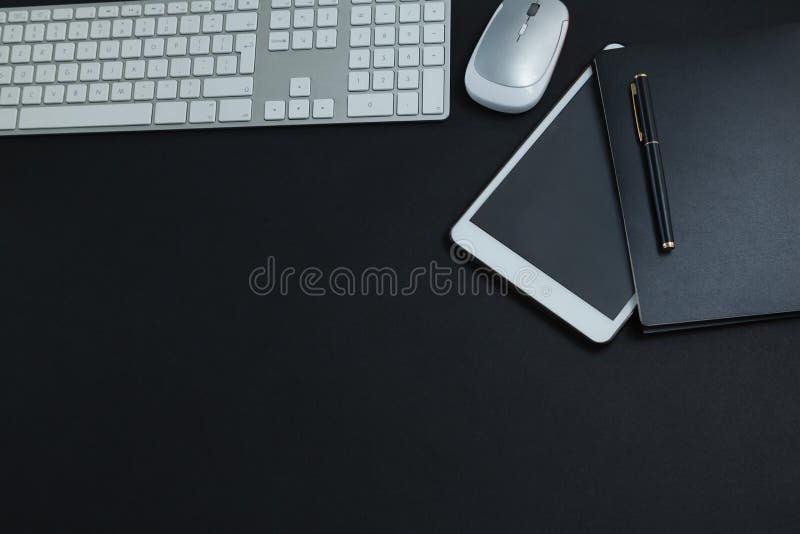 Clavier, souris, comprimé numérique, stylo et organisateur sur le fond noir photographie stock Clavier, souris, comprimé numérique, stylo et organisateur sur le fond noir photographie stock