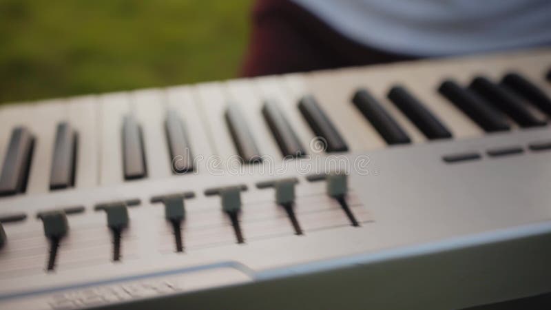 Claviste dans les jeux de groupe de rock dans le plancher le soir Groupe de rock de la parole à l'air frais banque de vidéos