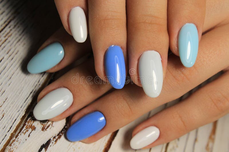 Clavos del diseño de la manicura de la juventud los mejores, barniz del gel imágenes de archivo libres de regalías Clavos del diseño de la manicura de la juventud los mejores, barniz del gel imágenes de archivo libres de regalías