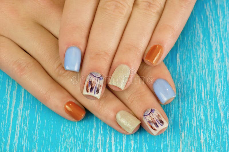 Clavos hermosos de la manicura Estilo de Boho La hembra hermosa da ingenio imagen de archivo libre de regalías Clavos hermosos de la manicura Estilo de Boho La hembra hermosa da ingenio imagen de archivo libre de regalías