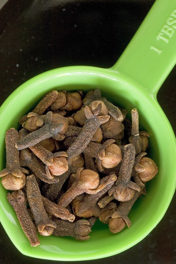 Cucharada de clavos imagen de archivo. Imagen de color 32786483