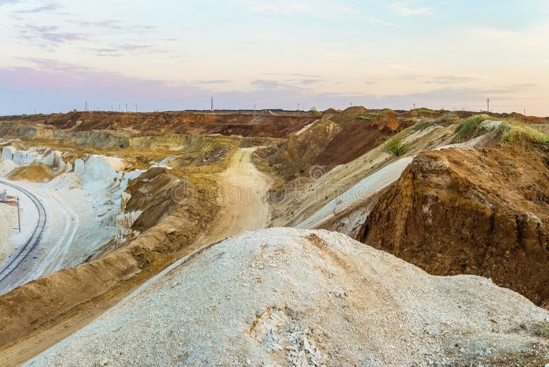 Pante de argilă și cretă din carieră pentru extracția mineralelor stock photography
