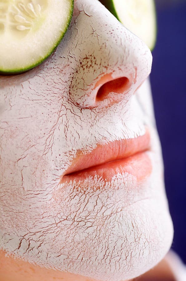 Dettaglio del volto femminile di indossare Caly Maschera per il Viso, con le fette di Cetriolo sugli occhi.