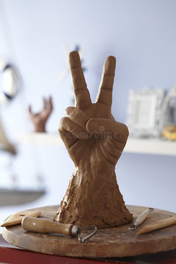 Clay Hand Statue arkivfoto. Bild av hand, staty, skulptur 70184982