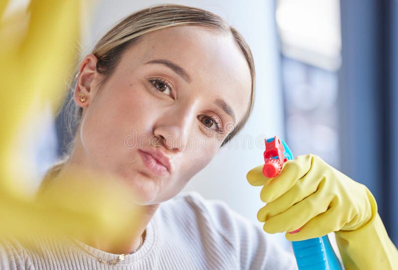 https://thumbs.dreamstime.com/b/cleaner-woman-spray-bottle-portrait-working-product-detergent-sanitizer-home-hygiene-worker-cleaning-263595974.jpg