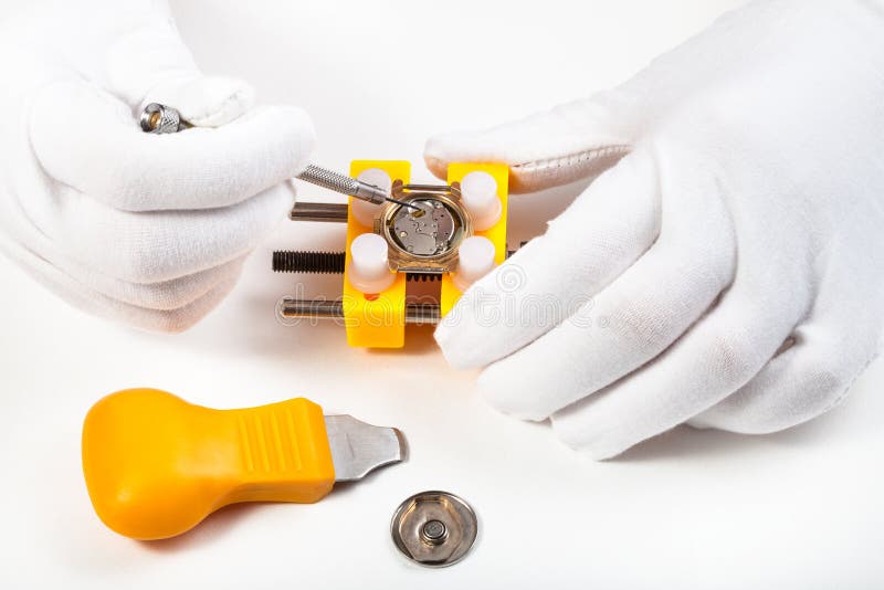 Cleaning bateryjny miejsce w kwarcowym wristwatch fotografia royalty free