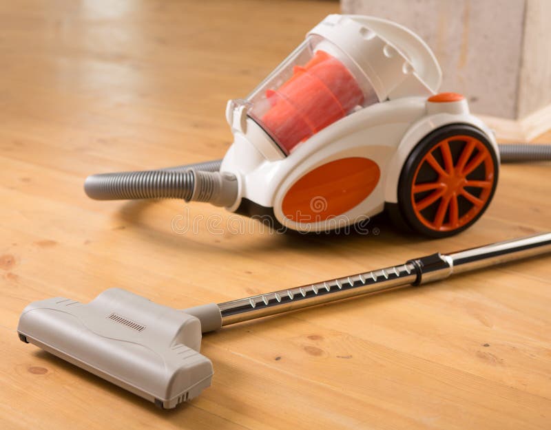 Cleaning mieszkanie. Próżniowy cleaner na podłoga obrazy stock