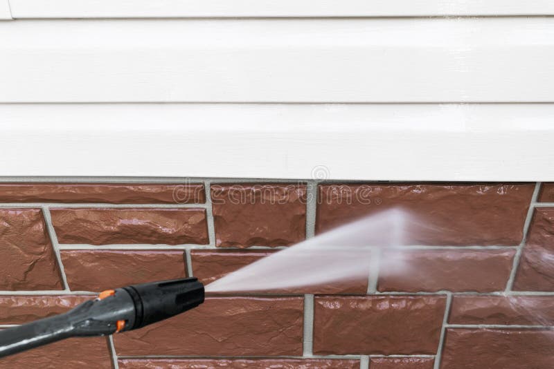 Cleaning service washing building facade with pressure water. Cleaning dirty wall with high pressure water jet. Power washing the royalty free stock photography Cleaning service washing building facade with pressure water. Cleaning dirty wall with high pressure water jet. Power washing the royalty free stock photography
