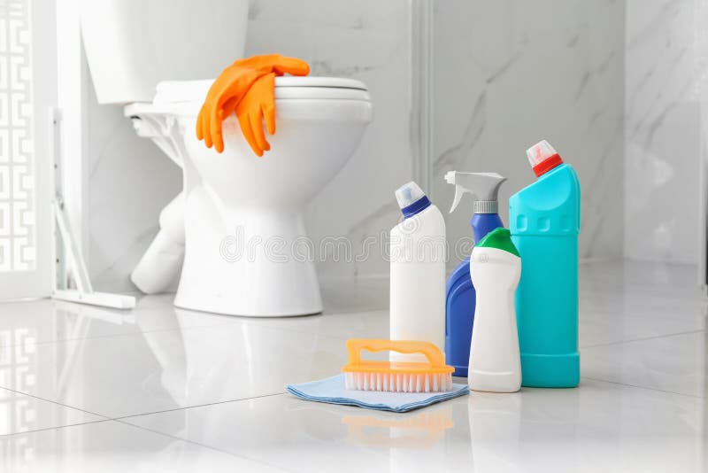 https://thumbs.dreamstime.com/b/cleaning-supplies-near-toilet-bowl-modern-bathroom-166467985.jpg