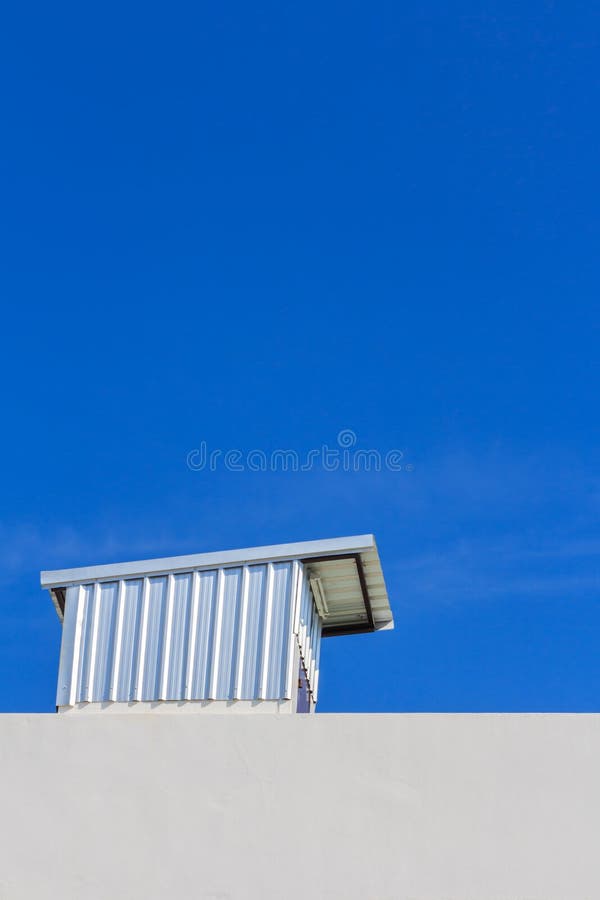 Clear blue sky with rooftop royalty free stock images Clear blue sky with rooftop royalty free stock images