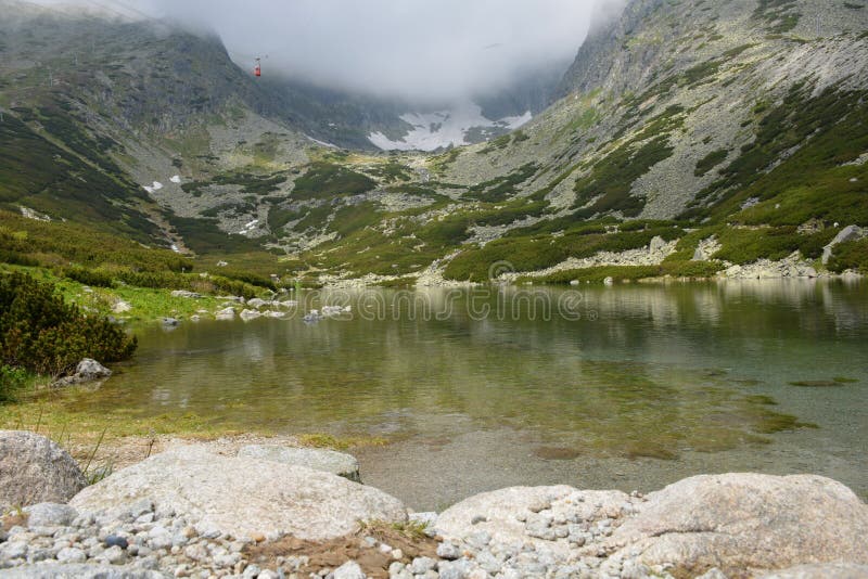 Jezero u Lomnického štítu ve Vysokých Tatrách na Slovensku