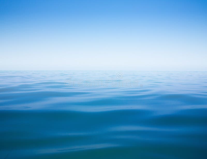 Cielo sereno e mare calmo o mare superficie di sfondo.