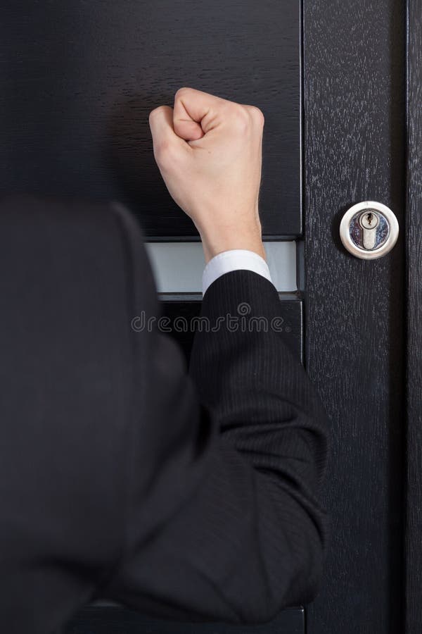 Ошибку стучать. Кулаком в дверь. Кулак стучит в дверь. Постучаться в дверь. В дверь постучали.