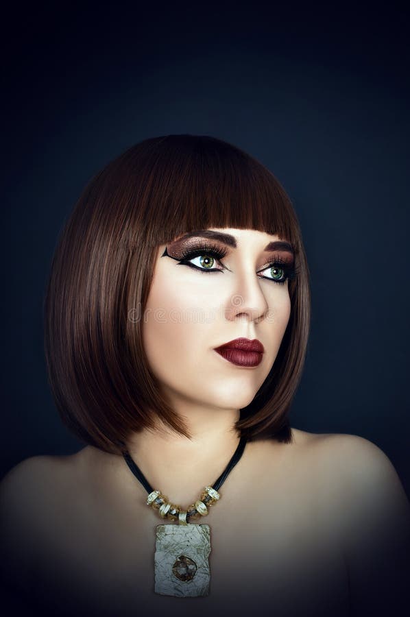 Cleopatra, bella ragazza con trucco sul suo fronte fotografia stock libera da diritti Cleopatra, bella ragazza con trucco sul suo fronte fotografia stock libera da diritti