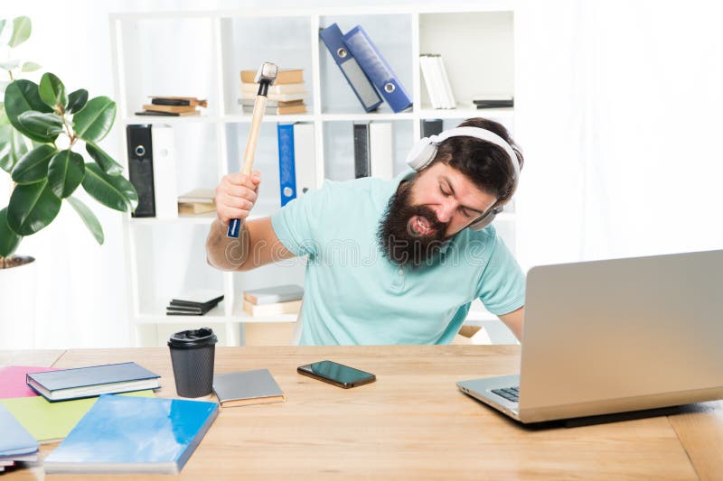 Client appelle ennuyeux Marteau barbu d'oscillation de bureau d'?couteurs de type d'homme sur le smartphone Communication corromp images libres de droits Client appelle ennuyeux Marteau barbu d'oscillation de bureau d'?couteurs de type d'homme sur le smartphone Communication corromp images libres de droits