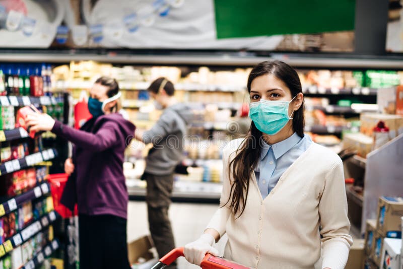 Client avec le masque achetant sans risques pour les épiceries dues à la pandémie du syndrome respiratoire aigu sévère dans le sho photographie stock libre de droits