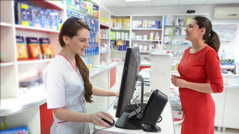Client dans une pharmacie recherchant les produits médicaux