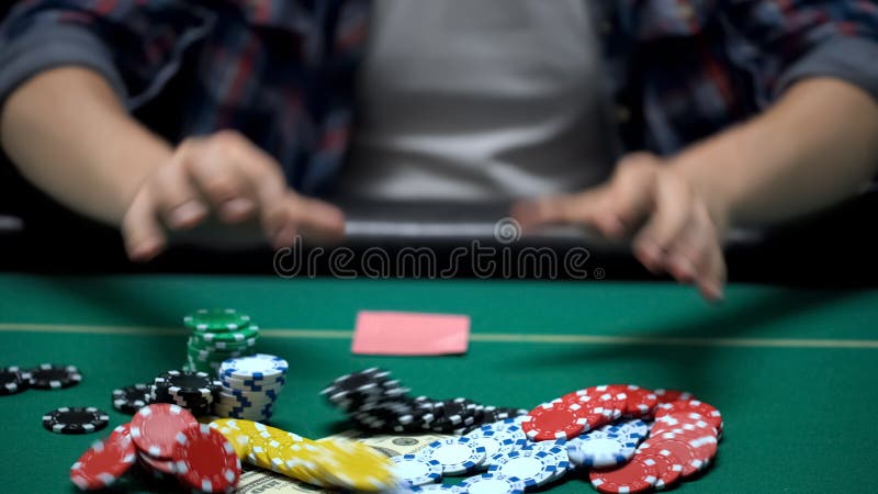 Client de casino jetant ses puces et argent sur la table, pariant tous en jeu de poker photos stock Client de casino jetant ses puces et argent sur la table, pariant tous en jeu de poker photos stock