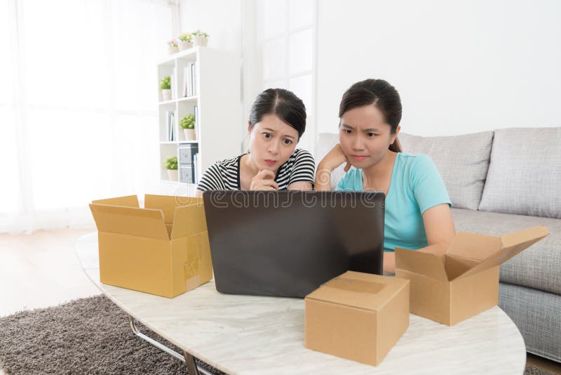 Client de femmes regardant le site Web en ligne d'achats photographie stock Client de femmes regardant le site Web en ligne d'achats photographie stock