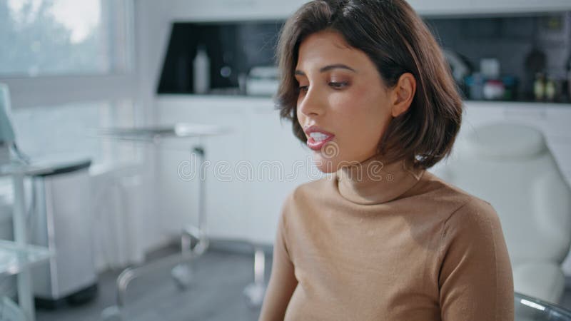 Client de la clinique expliquant le problème de santé à un médecin inconnu dans le bureau closeup. clips vidéos