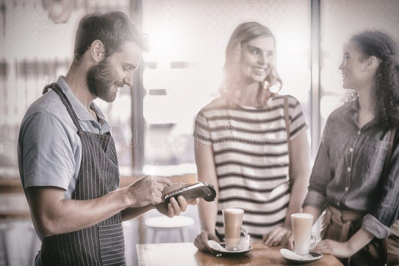 Client effectuant le paiement par le terminal de paiement photographie stock Client effectuant le paiement par le terminal de paiement photographie stock