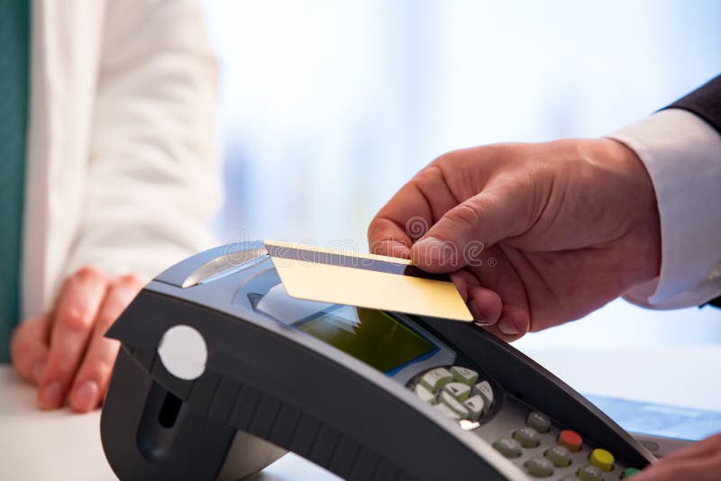 Client payant avec la carte sans contact photo libre de droits
