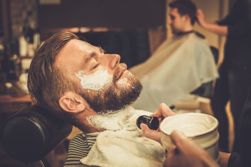 Client pendant le rasage de barbe photographie stock libre de droits Client pendant le rasage de barbe photographie stock libre de droits