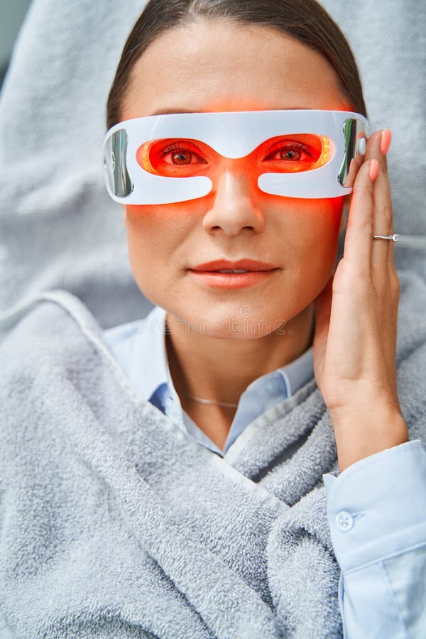 Client Spa Dans Les Lunettes De Luminothérapie Image stock - Image