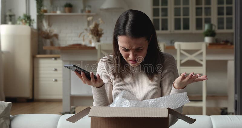 Client stressé ayant une expérience d'achat en ligne négative. banque de vidéos