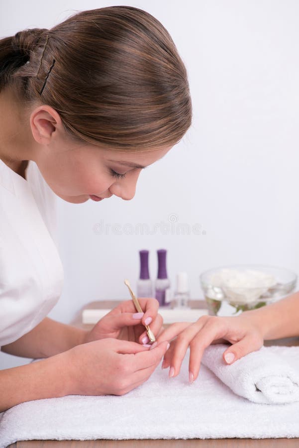 Cliente e manicure nel salone del manicure fotografia stock libera da diritti Cliente e manicure nel salone del manicure fotografia stock libera da diritti