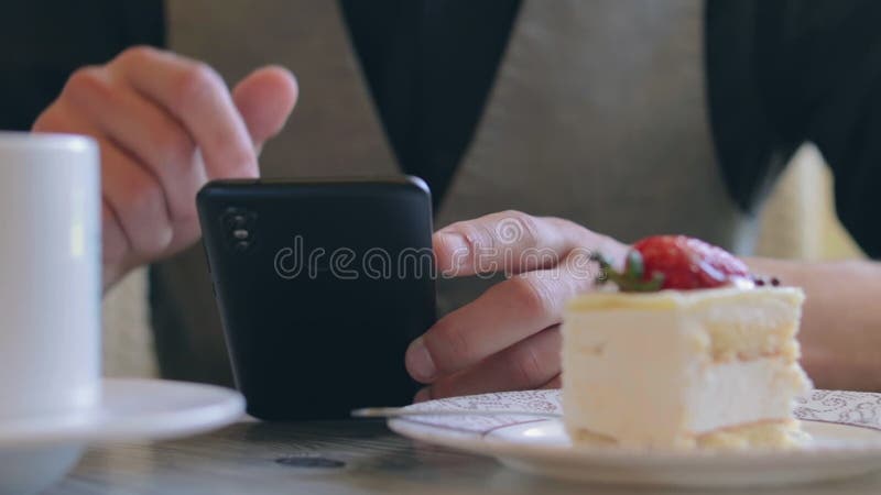Cliente en cafe usando smartphone durante la pausa del café almacen de video