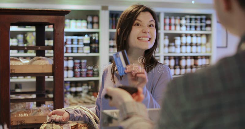 Cliente femminile che paga le vendite di aiuto comperare