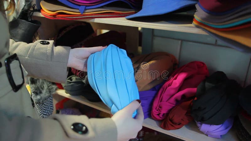 Cliente femminile che sceglie turbante colorato al mercato locale, acquisto, tendenze più recenti