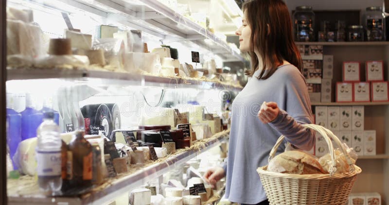 Cliente femminile nell'acquisto delle specialità gastronomiche