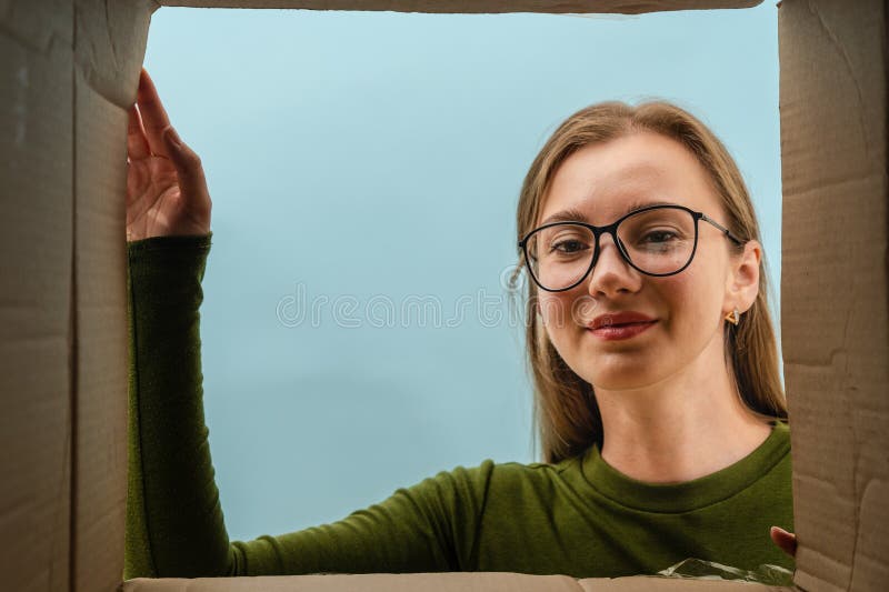 Cliente heureuse ouvrir boîte boîte boîte boîte boîte boîte et regarder à l'intérieur. livraison déballage de colis photographie stock libre de droits