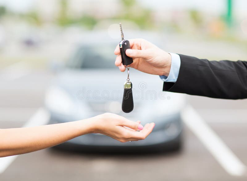 Cliente y vendedor con llave del coche imagenes de archivo Cliente y vendedor con llave del coche imagenes de archivo