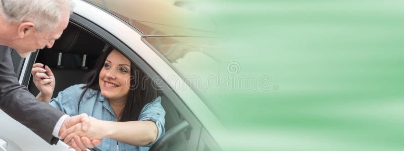 Cliente y vendedor de coches que sacuden las manos imágenes de archivo libres de regalías Cliente y vendedor de coches que sacuden las manos imágenes de archivo libres de regalías