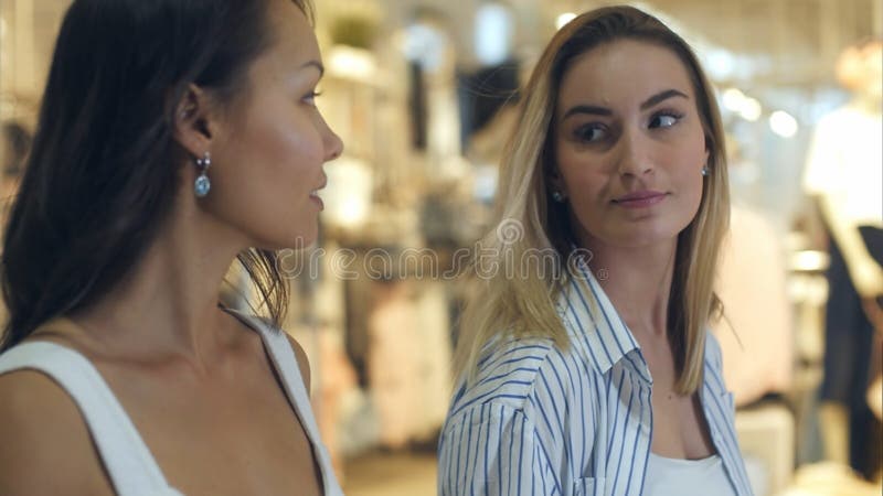 Clientes amigáveis que passam seu tempo que faz junto compras e fala foto de stock royalty free Clientes amigáveis que passam seu tempo que faz junto compras e fala foto de stock royalty free