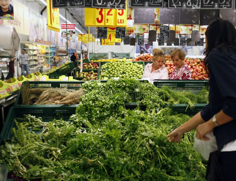 Clientes que hacen compras para las tiendas de comestibles en el supermercado fotos de archivo libres de regalías Clientes que hacen compras para las tiendas de comestibles en el supermercado fotos de archivo libres de regalías