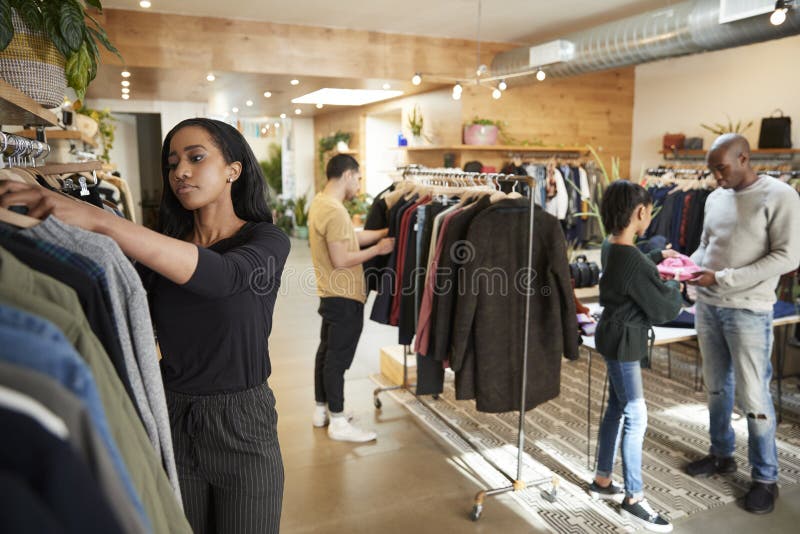 Clienti e personale in un negozio di vestiti occupato