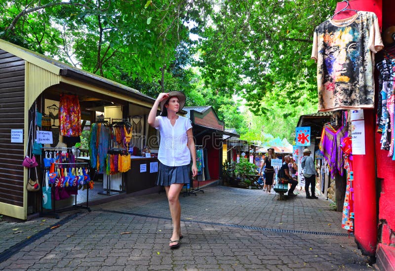 Clients aux marchés originaux de forêt tropicale dans Kuranda Queensla photo libre de droits Clients aux marchés originaux de forêt tropicale dans Kuranda Queensla photo libre de droits