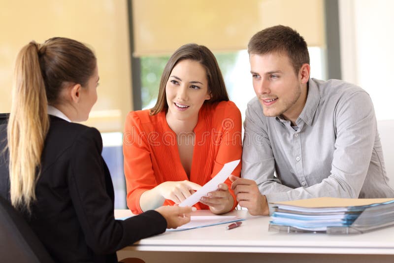 Clients résolvant des doutes au sujet de contrat au bureau image libre de droits Clients résolvant des doutes au sujet de contrat au bureau image libre de droits