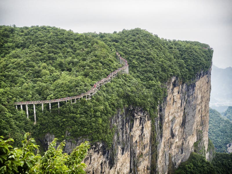 Cliff Hanging Walkway på det Tianmen berget, porten för himmel` s på Zhangjiagie, Hunan landskap, Kina, Asien royaltyfri foto Cliff Hanging Walkway på det Tianmen berget, porten för himmel` s på Zhangjiagie, Hunan landskap, Kina, Asien royaltyfri foto